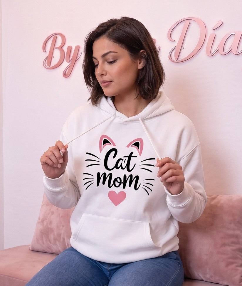 Sudadera hoodie con capucha de mujer corte holgado con estampado Cat Mom, orejitas de gato y corazón central. Diseño casual con bolsillo canguro delantero y mangas largas abullonadas, disponible en 8 colores: rosa, blanco, negro, gris jaspeado, marrón café, verde oscuro, albaricoque y morado