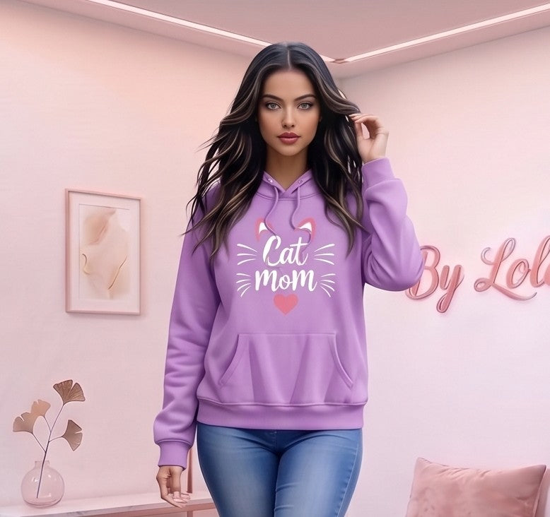 Sudadera hoodie con capucha de mujer corte holgado con estampado Cat Mom, orejitas de gato y corazón central. Diseño casual con bolsillo canguro delantero y mangas largas abullonadas, disponible en 8 colores: rosa, blanco, negro, gris jaspeado, marrón café, verde oscuro, albaricoque y morado