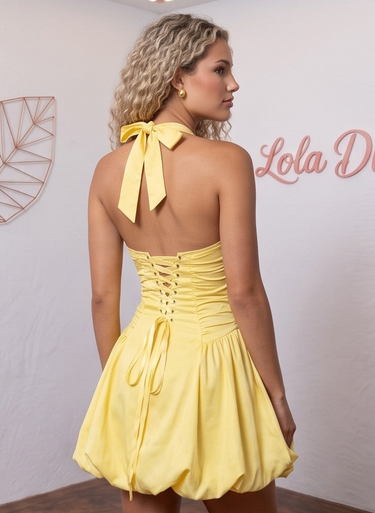 Vestido corto casual para mujer en color liso de 100% algodón, diseño sin mangas con escote halter pronunciado, cuerpo ceñido tipo corsé con fruncidos laterales, lazo ajustable en la nuca, espalda descubierta con lazada cruzada y falda con volumen estilo globo o abullonada