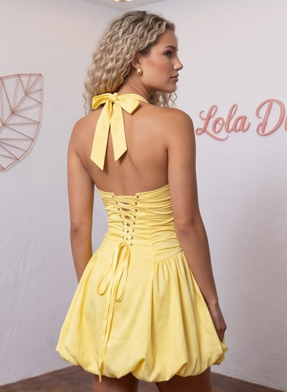 Vestido corto casual para mujer en color liso de 100% algodón, diseño sin mangas con escote halter pronunciado, cuerpo ceñido tipo corsé con fruncidos laterales, lazo ajustable en la nuca, espalda descubierta con lazada cruzada y falda con volumen estilo globo o abullonada
