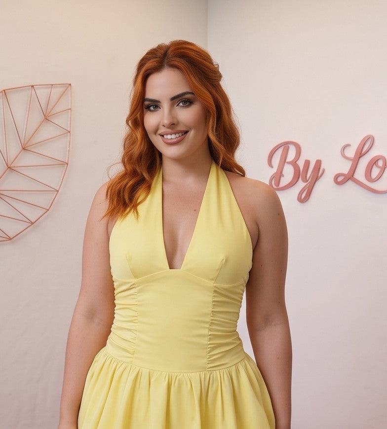 Vestido corto casual para mujer en color liso de 100% algodón, diseño sin mangas con escote halter pronunciado, cuerpo ceñido tipo corsé con fruncidos laterales, lazo ajustable en la nuca, espalda descubierta con lazada cruzada y falda con volumen estilo globo o abullonada