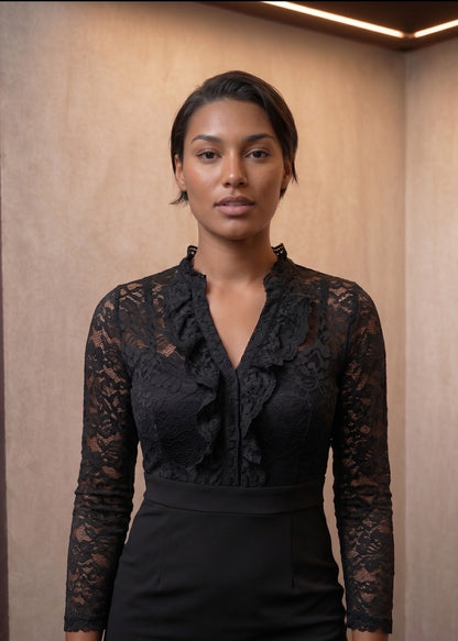 vestido corto de color negro que cuenta con un cuerpo de encaje floral con transparencias en las mangas largas y el cuello V con volantes, cinturilla definida y falda lisa ajustada elegante