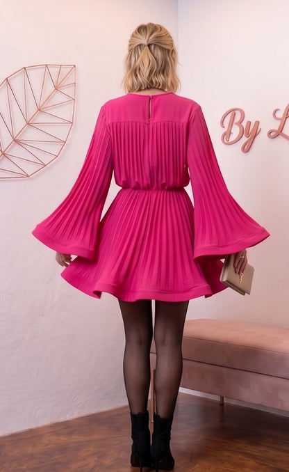 Vestido corto plisado de mujer con mangas largas acampanadas, cuello redondo y cintura elástica con lazo, disponible en color blanco, beige, negro, fucsia y azul cielo.