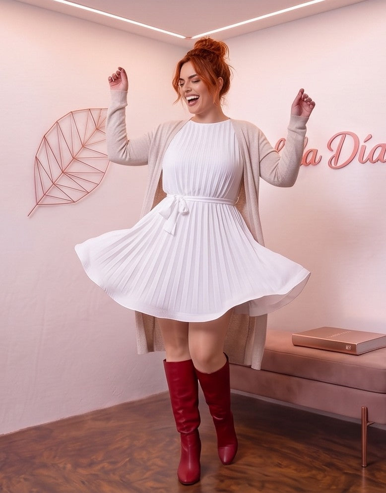 Vestido corto plisado de mujer con mangas largas acampanadas, cuello redondo y cintura elástica con lazo, disponible en color blanco, beige, negro, fucsia y azul cielo.