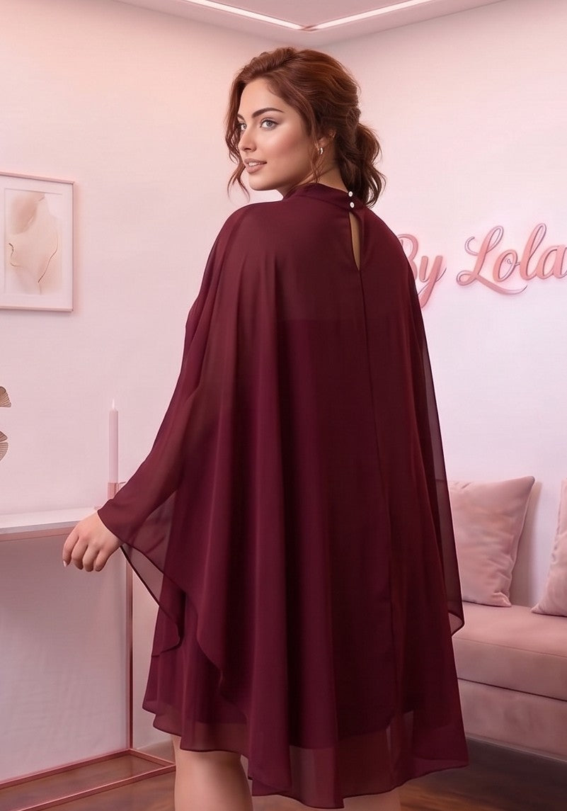 Vestido corto de fiesta en tallas grandes (disponible en negro, verde oscuro y granate vino) con capa de gasa translúcida fluida, cuello alto tipo halter cerrado por detrás y silueta evasé holgada elegante.