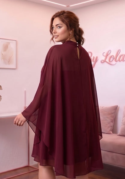 Vestido corto de fiesta en tallas grandes (disponible en negro, verde oscuro y granate vino) con capa de gasa translúcida fluida, cuello alto tipo halter cerrado por detrás y silueta evasé holgada elegante.