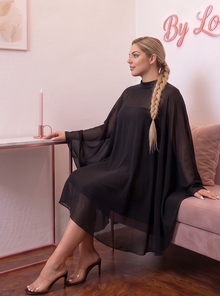 Vestido corto de fiesta en tallas grandes (disponible en negro, verde oscuro y granate vino) con capa de gasa translúcida fluida, cuello alto tipo halter cerrado por detrás y silueta evasé holgada elegante.