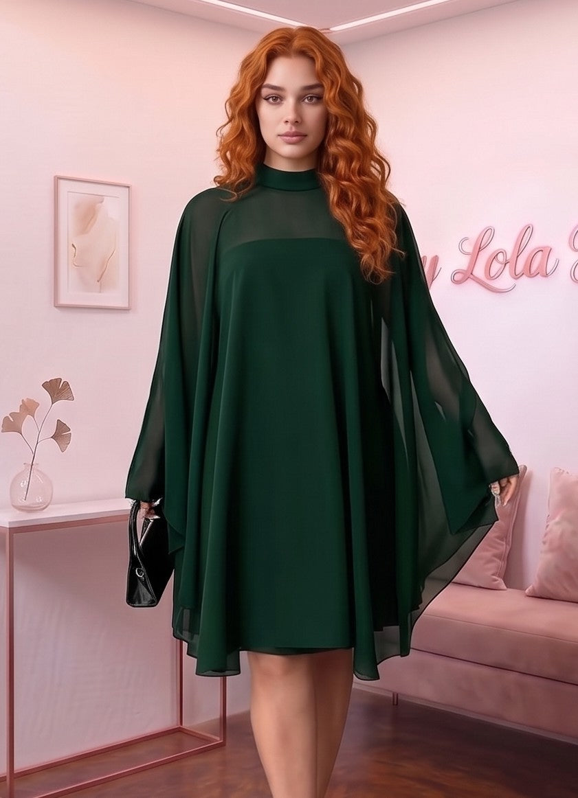 Vestido corto de fiesta en tallas grandes (disponible en negro, verde oscuro y granate vino) con capa de gasa translúcida fluida, cuello alto tipo halter cerrado por detrás y silueta evasé holgada elegante.