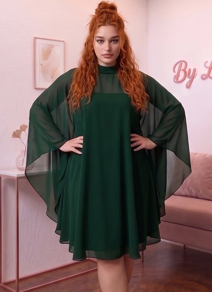 Vestido corto de fiesta en tallas grandes (disponible en negro, verde oscuro y granate vino) con capa de gasa translúcida fluida, cuello alto tipo halter cerrado por detrás y silueta evasé holgada elegante.