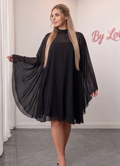 Vestido corto de fiesta en tallas grandes (disponible en negro, verde oscuro y granate vino) con capa de gasa translúcida fluida, cuello alto tipo halter cerrado por detrás y silueta evasé holgada elegante.Vestido corto de fiesta en tallas grandes (disponible en negro, verde oscuro y granate vino) con capa de gasa translúcida fluida, cuello alto tipo halter cerrado por detrás y silueta evasé holgada elegante.