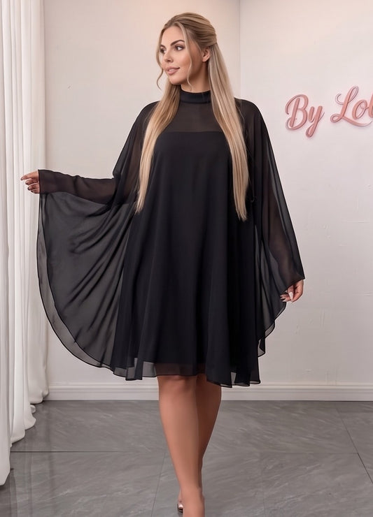 Vestido corto de fiesta en tallas grandes (disponible en negro, verde oscuro y granate vino) con capa de gasa translúcida fluida, cuello alto tipo halter cerrado por detrás y silueta evasé holgada elegante.Vestido corto de fiesta en tallas grandes (disponible en negro, verde oscuro y granate vino) con capa de gasa translúcida fluida, cuello alto tipo halter cerrado por detrás y silueta evasé holgada elegante.