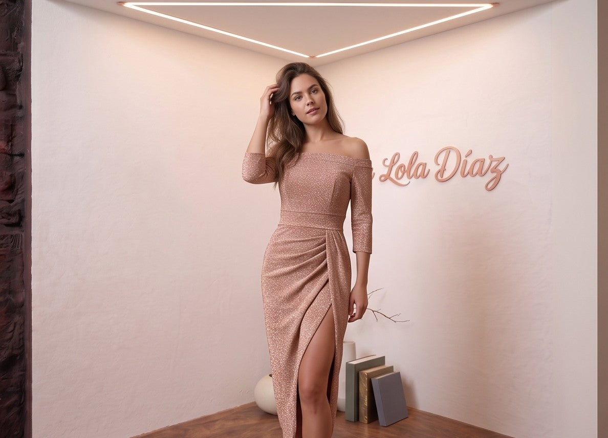 vestido de fiesta midi ajustado con tejido brillante, escote barco de hombros descubiertos, manga francesa y abertura lateral en la falda en colores rosa empolvado, lila, negro y rojo.
