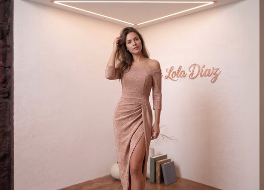 vestido de fiesta midi ajustado con tejido brillante, escote barco de hombros descubiertos, manga francesa y abertura lateral en la falda en colores rosa empolvado, lila, negro y rojo.