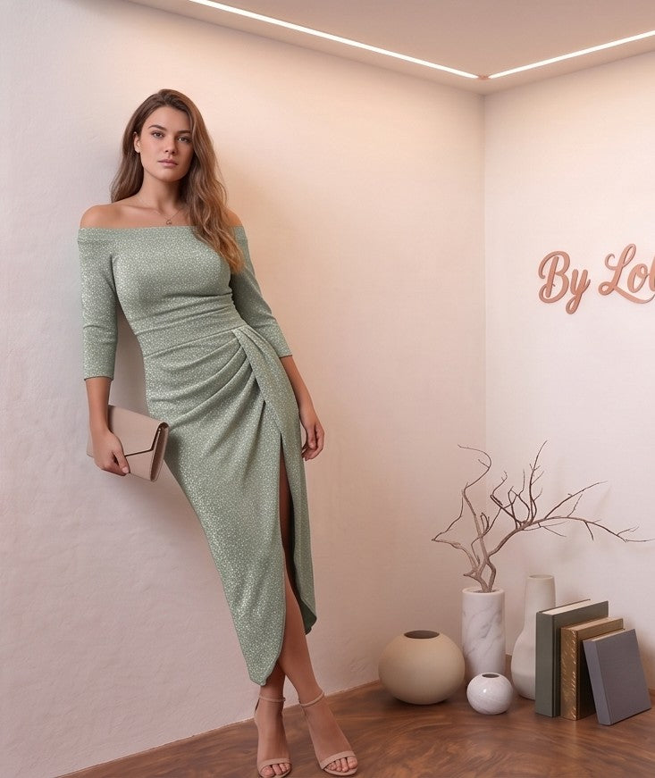vestido de fiesta midi ajustado con tejido brillante, escote barco de hombros descubiertos, manga francesa y abertura lateral en la falda en colores rosa empolvado, lila, negro y rojo.