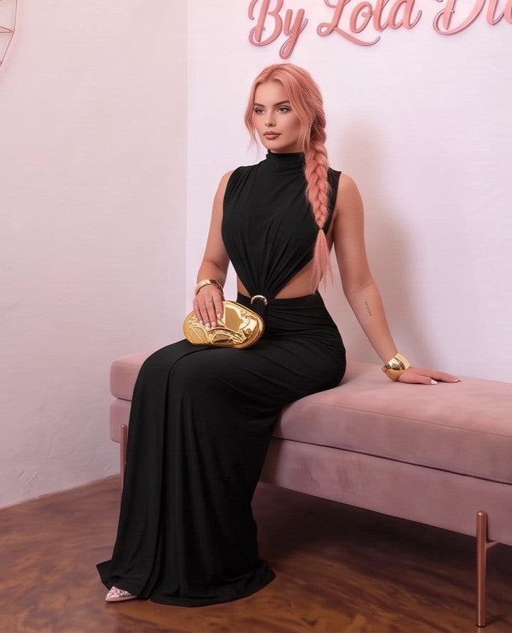 Vestido largo de fiesta ceñido para mujer, diseño sin mangas con cuello alto, abertura lateral profunda, drapeado fruncido central y espalda descubierta con caída holgada. Disponible en cinco colores lisos: negro, blanco, naranja, verde lima y fucsia.