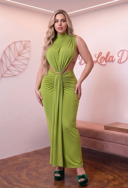 Vestido largo de fiesta ceñido para mujer, diseño sin mangas con cuello alto, abertura lateral profunda, drapeado fruncido central y espalda descubierta con caída holgada. Disponible en cinco colores lisos: negro, blanco, naranja, verde lima y fucsia.