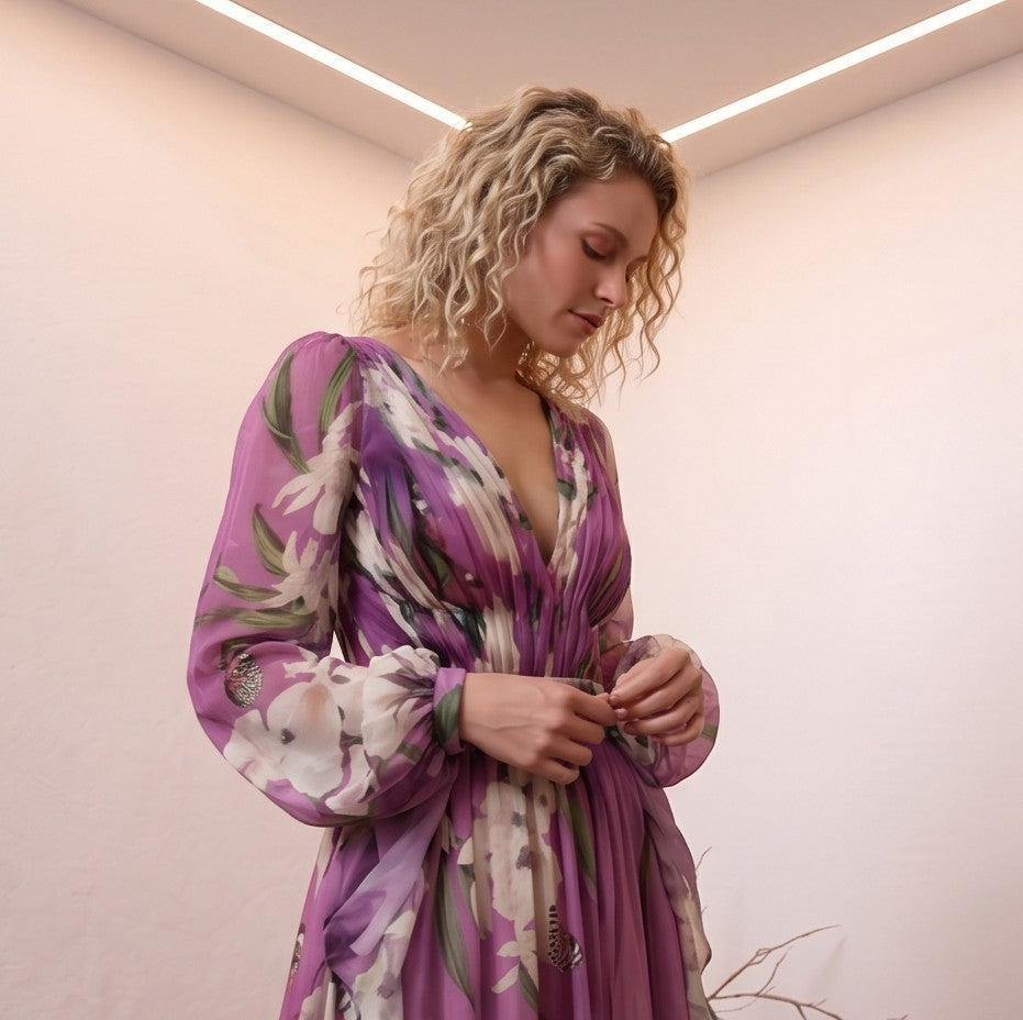 Vestido largo de fiesta en color lila morado con estampado floral blanco, mangas largas abullonadas y escote en V pronunciado