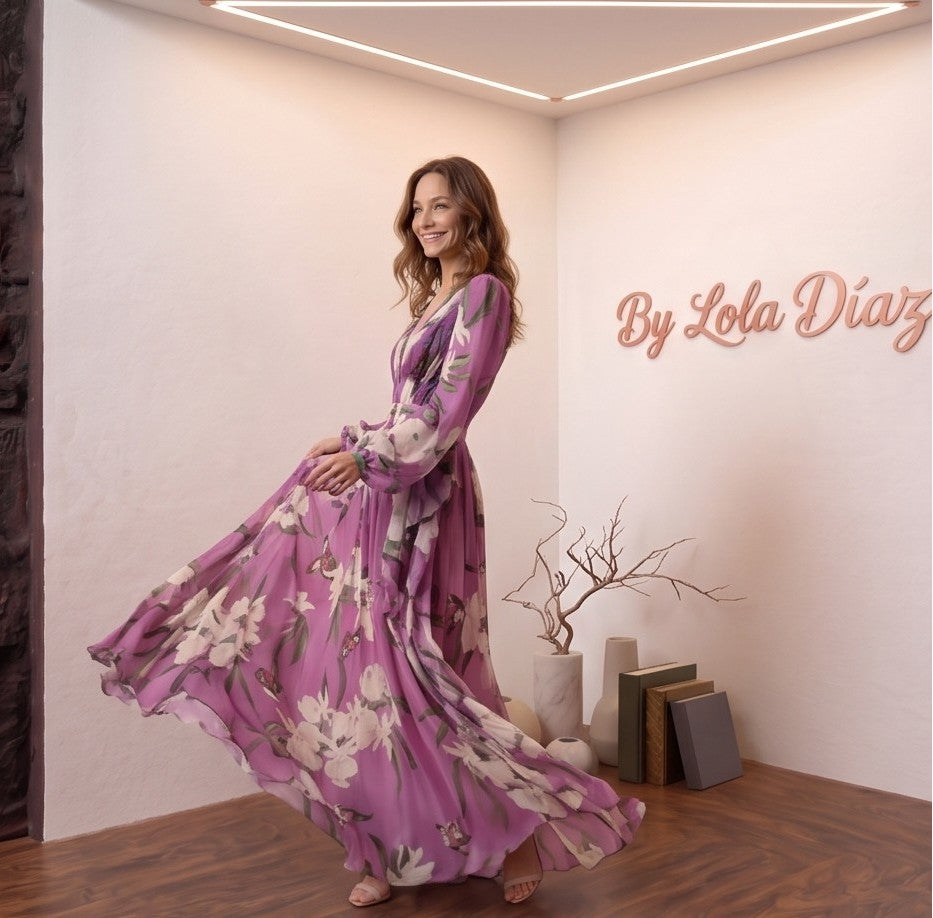 Vestido largo de fiesta en color lila morado con estampado floral blanco, mangas largas abullonadas y escote en V pronunciado