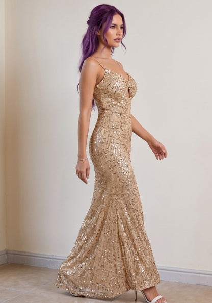 Vestido largo de fiesta ajustado con lentejuelas brillantes en colores negro, dorado champagne, azul klein y rosa empolvado, con tirantes finos, detalle cut-out en el busto y abertura lateral en la pierna.