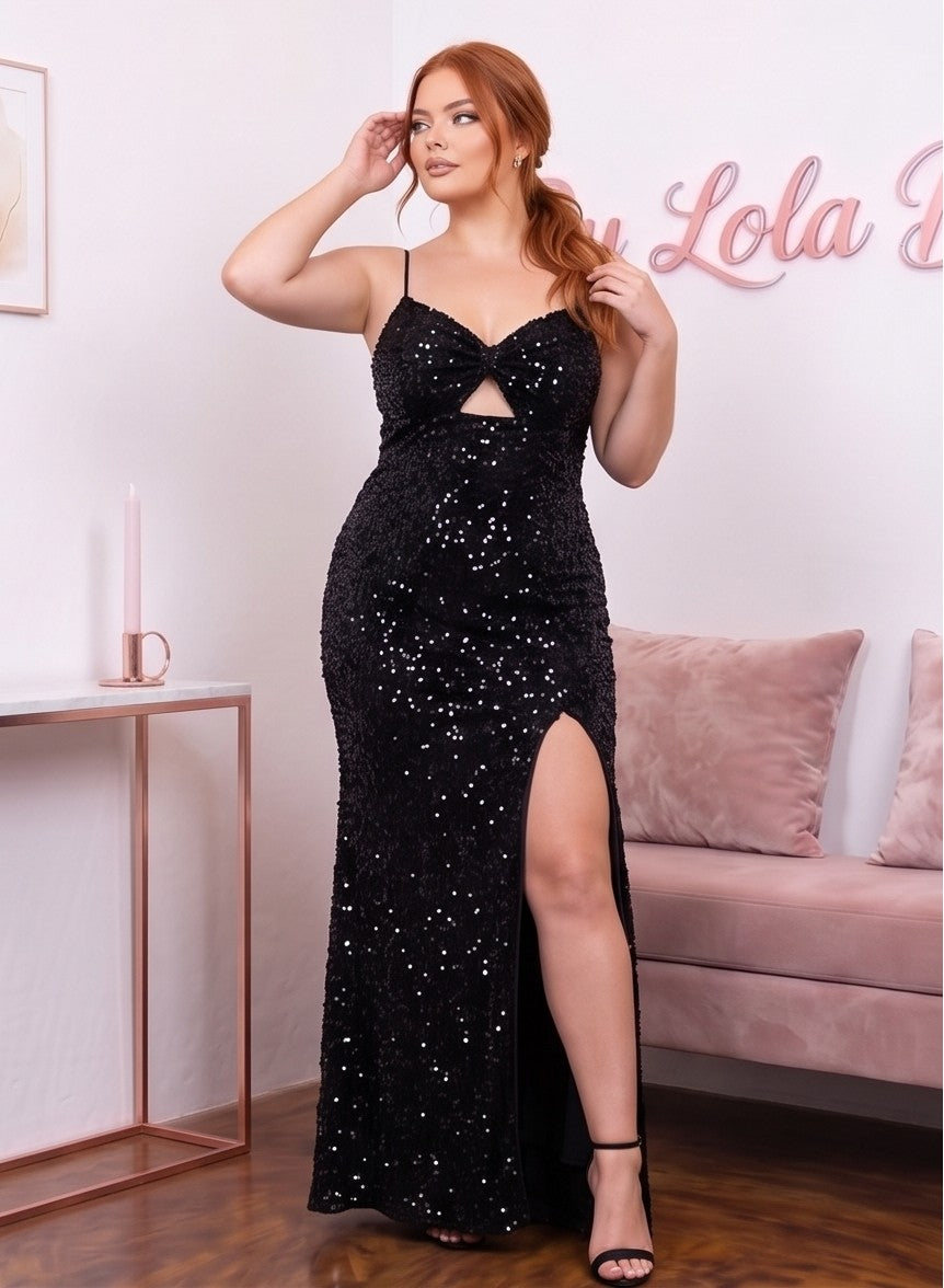 Vestido largo de fiesta ajustado con lentejuelas brillantes en colores negro, dorado champagne, azul klein y rosa empolvado, con tirantes finos, detalle cut-out en el busto y abertura lateral en la pierna.