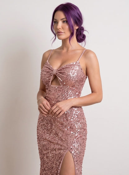 Vestido largo de fiesta ajustado con lentejuelas brillantes en colores negro, dorado champagne, azul klein y rosa empolvado, con tirantes finos, detalle cut-out en el busto y abertura lateral en la pierna.