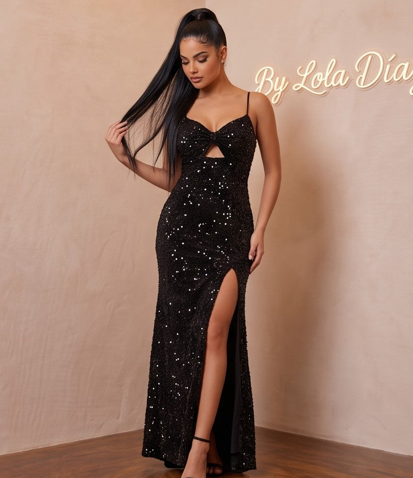 Vestido largo de fiesta ajustado con lentejuelas brillantes en colores negro, dorado champagne, azul klein y rosa empolvado, con tirantes finos, detalle cut-out en el busto y abertura lateral en la pierna.