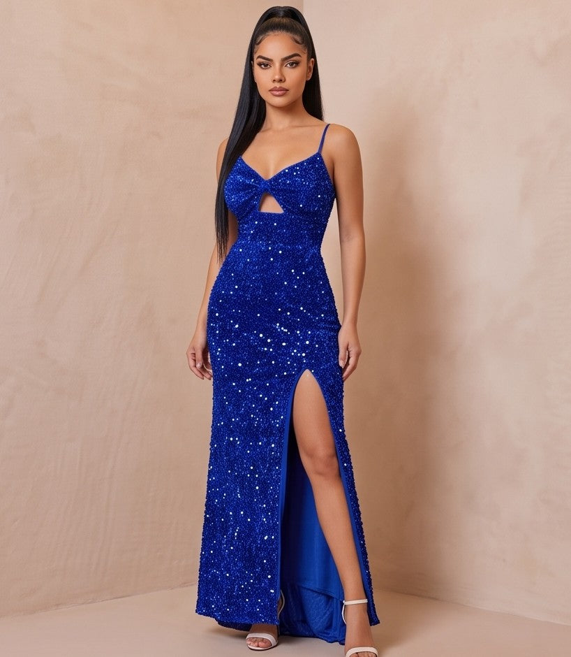 Vestido largo de fiesta ajustado con lentejuelas brillantes en colores negro, dorado champagne, azul klein y rosa empolvado, con tirantes finos, detalle cut-out en el busto y abertura lateral en la pierna.