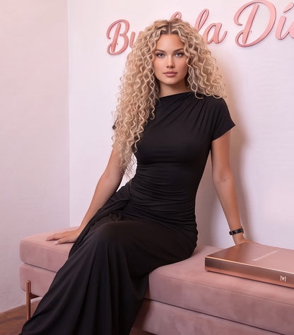 Vestido largo maxi ajustado para mujer con cuello alto, diseño sin mangas, espalda descubierta, detalle de corte en la cintura fruncido con drapeado plisado frontal y caída fluida, disponible en varios colores lisos (negro, rojo, marrón, burdeos, caqui y gris).