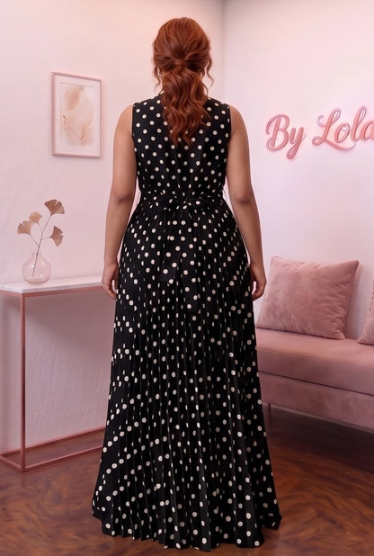 Vestido largo plisado de lunares con silueta evasé en corte A, diseño sin mangas con cuello alto anudado con lazo al frente y cinturón de lazo en la espalda. Disponible en tallas plus size (0XL a 4XL) y en cinco tonos: blanco, negro, café, rojo burdeos y azul marino