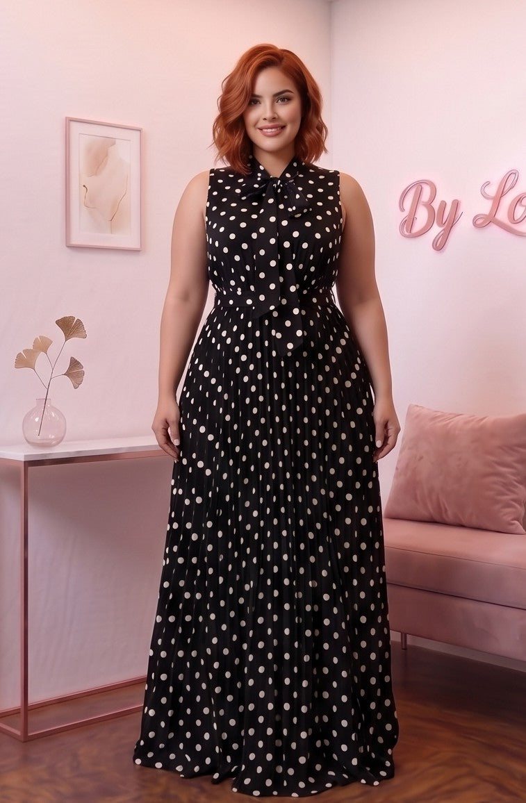 Vestido largo plisado de lunares con silueta evasé en corte A, diseño sin mangas con cuello alto anudado con lazo al frente y cinturón de lazo en la espalda. Disponible en tallas plus size (0XL a 4XL) y en cinco tonos: blanco, negro, café, rojo burdeos y azul marino