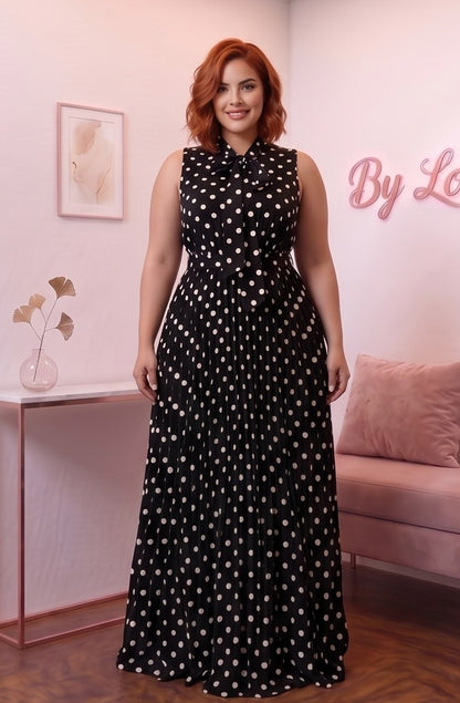 Vestido largo plisado de lunares con silueta evasé en corte A, diseño sin mangas con cuello alto anudado con lazo al frente y cinturón de lazo en la espalda. Disponible en tallas plus size (0XL a 4XL) y en cinco tonos: blanco, negro, café, rojo burdeos y azul marino