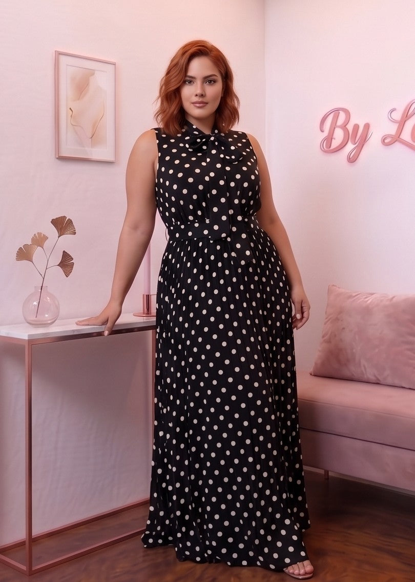 Vestido largo plisado de lunares con silueta evasé en corte A, diseño sin mangas con cuello alto anudado con lazo al frente y cinturón de lazo en la espalda. Disponible en tallas plus size (0XL a 4XL) y en cinco tonos: blanco, negro, café, rojo burdeos y azul marino