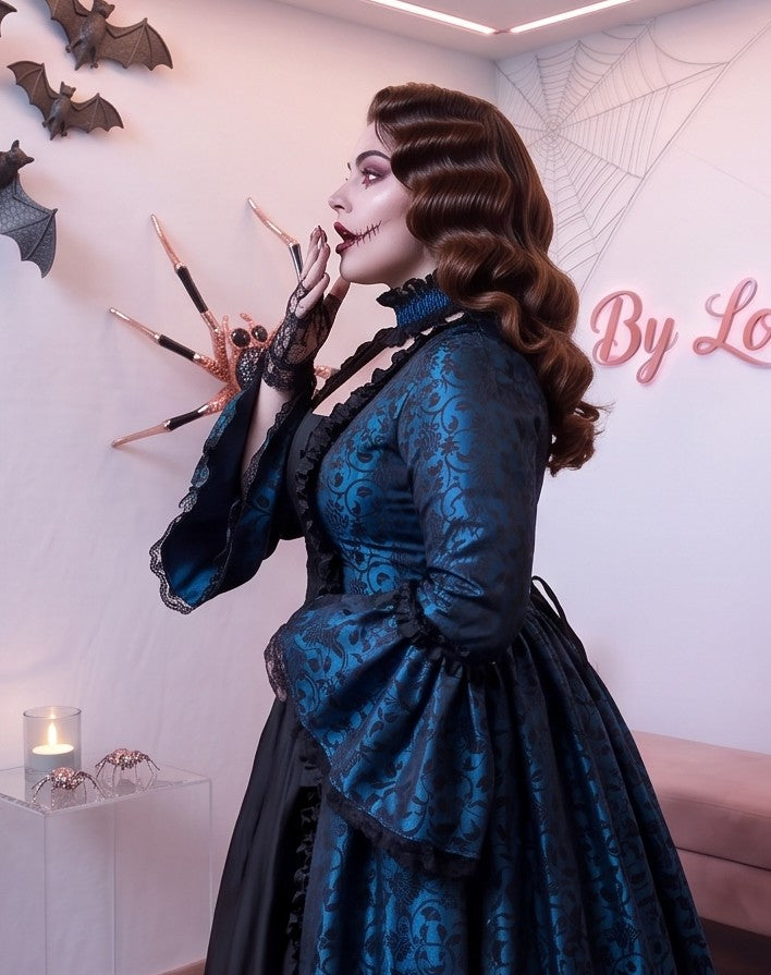 Vestido de época victoriana y corte medieval para mujer en tejido de damasco satinado con estampado floral barroco y panel frontal liso en contraste; presenta escote cuadrado ribeteado con encaje fruncido, mangas largas acampanadas estilo campana, corpiño ajustable tipo corsé en la espalda con lazada y gargantilla a juego. Disponible en cinco variantes de color combinadas con negro: verde esmeralda, morado berenjena, rojo granate, azul petróleo y blanco plateado.