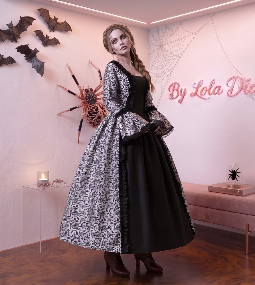 Vestido de época victoriana y corte medieval para mujer en tejido de damasco satinado con estampado floral barroco y panel frontal liso en contraste; presenta escote cuadrado ribeteado con encaje fruncido, mangas largas acampanadas estilo campana, corpiño ajustable tipo corsé en la espalda con lazada y gargantilla a juego. Disponible en cinco variantes de color combinadas con negro: verde esmeralda, morado berenjena, rojo granate, azul petróleo y blanco plateado.