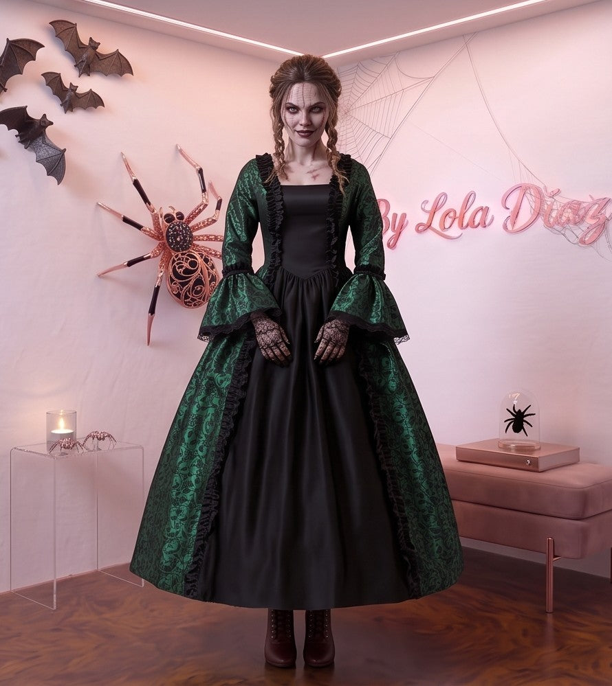 Vestido de época victoriana y corte medieval para mujer en tejido de damasco satinado con estampado floral barroco y panel frontal liso en contraste; presenta escote cuadrado ribeteado con encaje fruncido, mangas largas acampanadas estilo campana, corpiño ajustable tipo corsé en la espalda con lazada y gargantilla a juego. Disponible en cinco variantes de color combinadas con negro: verde esmeralda, morado berenjena, rojo granate, azul petróleo y blanco plateado.Vestido de época victoriana y corte medieval 