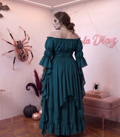 Vestido medieval renacentista largo estilo victoriano con escote elástico de hombros descubiertos, torso tipo nido de abeja ajustado, mangas acampanadas con volantes y falda escalonada con vuelo, disponible en 9 colores: negro, blanco, verde oliva, vino tinto burdeos, azul marino, azul rey, marrón chocolate, naranja calabaza y beige albaricoque.