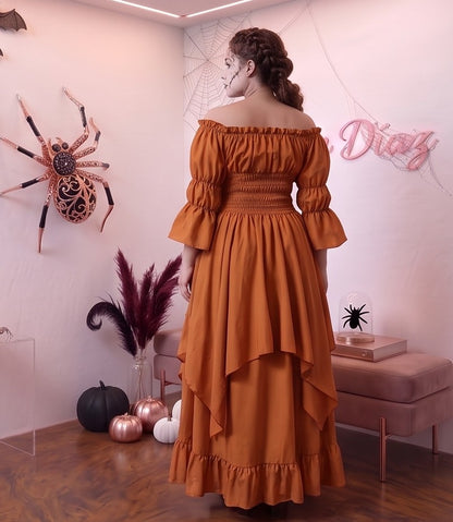 Vestido medieval renacentista largo estilo victoriano con escote elástico de hombros descubiertos, torso tipo nido de abeja ajustado, mangas acampanadas con volantes y falda escalonada con vuelo, disponible en 9 colores: negro, blanco, verde oliva, vino tinto burdeos, azul marino, azul rey, marrón chocolate, naranja calabaza y beige albaricoque.