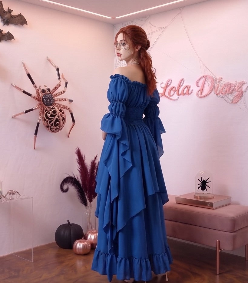 Vestido medieval renacentista largo estilo victoriano con escote elástico de hombros descubiertos, torso tipo nido de abeja ajustado, mangas acampanadas con volantes y falda escalonada con vuelo, disponible en 9 colores: negro, blanco, verde oliva, vino tinto burdeos, azul marino, azul rey, marrón chocolate, naranja calabaza y beige albaricoque.