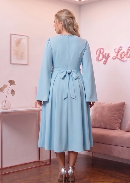 Vestido midi de fiesta y cóctel de corte evasé con cuello redondo adornado con pedrería brillante, cinturón a juego y mangas largas estilo capa con abertura lateral. Disponible en tallas grandes (L a 4XL)
