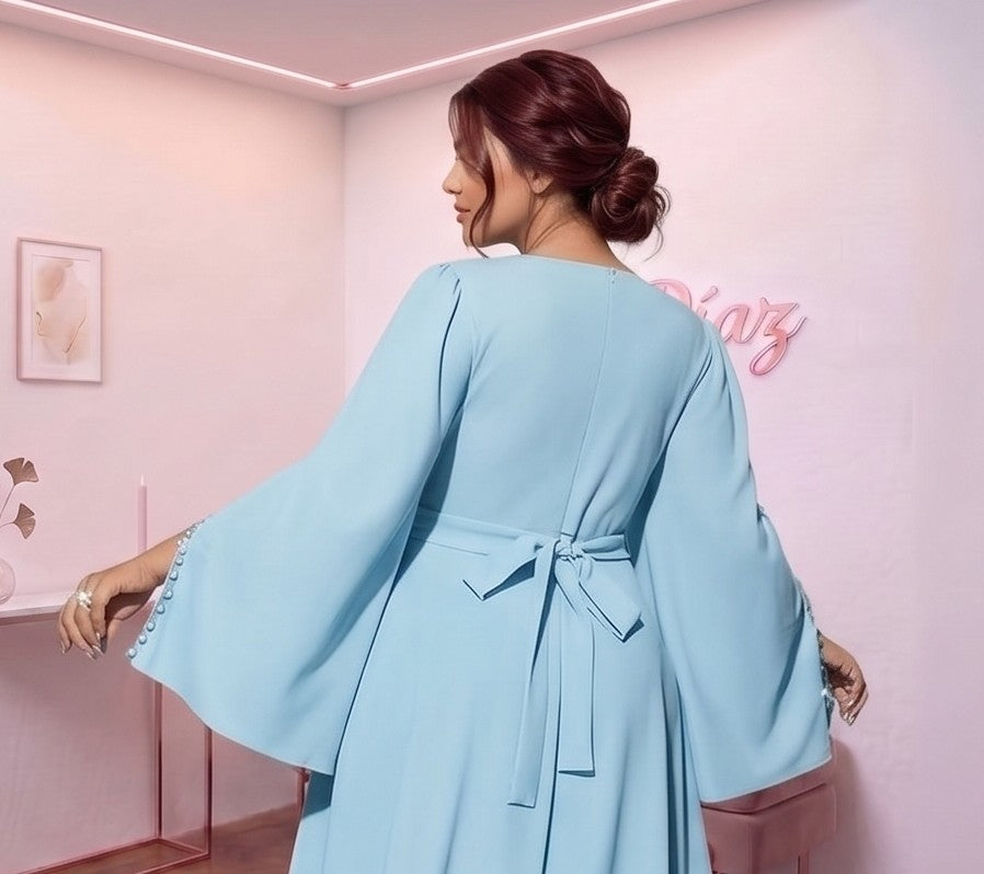 Vestido midi de fiesta y cóctel de corte evasé con cuello redondo adornado con pedrería brillante, cinturón a juego y mangas largas estilo capa con abertura lateral. Disponible en tallas grandes (L a 4XL)