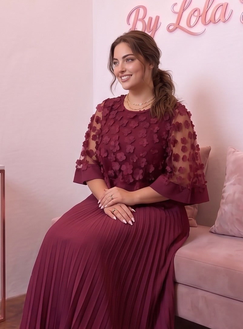 Vestido midi de fiesta y business casual para mujer en tallas grandes (0XL a 4XL) confeccionado en poliéster con falda larga plisada, cuello redondo y capa superior semitransparente con apliques florales 3D, disponible en tonos burdeos, verde esmeralda, negro clásico, amarillo vibrante y azul marino.