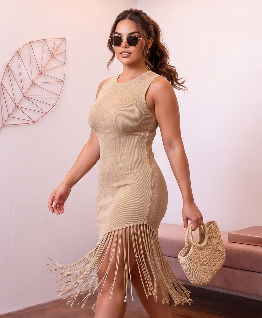 Vestido midi ajustado sin mangas para mujer confeccionado en punto acanalado fino de seda de hielo, con cuello redondo y corte asimétrico en el bajo decorado con flecos largos.