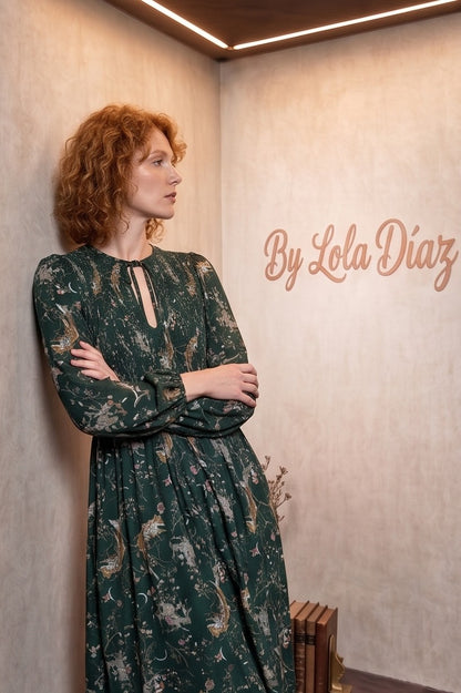 vestido midi verde esmeralda, con un estampado flores de inspiración natural, tiene cuello con cordón y mangas largas abullonadas