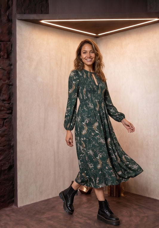 vestido midi verde esmeralda, con un estampado flores de inspiración natural, tiene cuello con cordón y mangas largas abullonadas